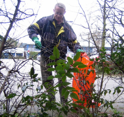 Stellv. Bezirksbrgermeister Dieter Langer sammelt mit