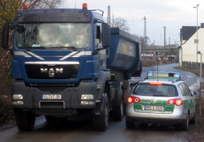 Schwerverkehr mit Recyclingmaterial auf der Nobelstrae