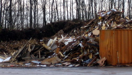 Berge von Recyclingmaterial - Schutt, Holz, alte Paletten, ...