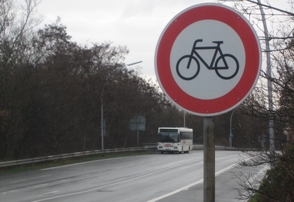 Die Hiltruper Kanalhochbrcke: fr Radfahrer verboten