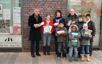 Ratsherr Karl-Heinz Winter (l.) und das Team von der Bcherei der Alten Post in Berg Fidel