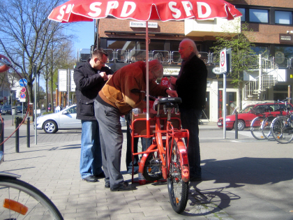 Der Landtagswahlkampf luft auf vollen Touren: Info-Stand auf der Hiltruper Marktallee