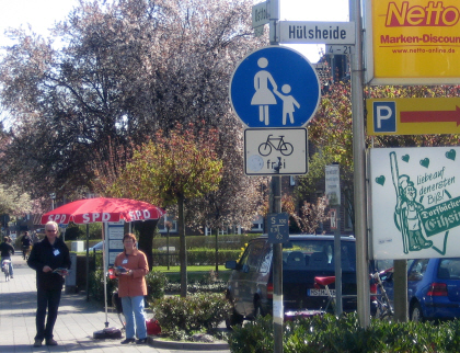 Der Landtagswahlkampf luft auf vollen Touren: Info-Stand in Hiltrup-Ost vor dem Netto-Markt