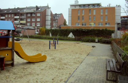 Der Spielplatz Am Kalvarienberg: im Sommer schattenlos