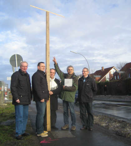 Die SPD informiert ber Lrmschutz fr die Meesenstiege: so hoch wird die Lrmschutzwand (v.l.: Hermann Geusendam-Wode, Christian Deutsch, Siegfried Grauding, Karl-Heinz Winter, Dieter Langer)