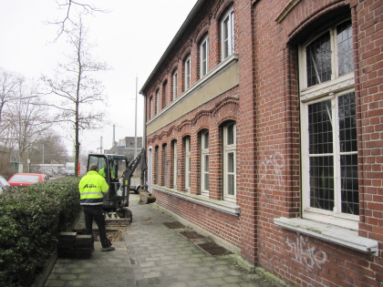 Altes Gasthaus Elvering an der Marktallee 94-96b: Die Wasserleitung wird gekappt, der Abbruch beginnt