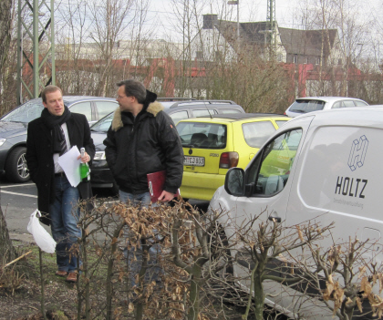 Hiltruper Bahnhof: Wolfgang Heuer (l.) vor Ort