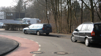 Unbersichtliche Kurve der Hogenbergstrae: rote Markierung schafft keine Sicherheit fr Radfahrer