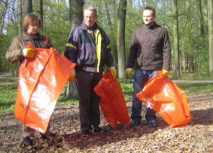 Plastikscke auf, Zangen fest im Griff: die Hiltruper SPD startet zum alljhrlichen Groreinemachen im Sandfortsbusch (v.l.: Angelika Pfeifer, stellv. Bezirksbrgermeister Dieter Langer, Christian Deutsch)