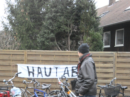 Mnsters Brger stehen zusammen gegen Neonazis: Protestbanner am Gartenzaun