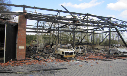 Nur noch verkohlte Reste: die Brandstelle auf der Kanalinsel