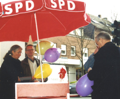 Landtagswahlkampf auf der Hiltruper Marktallee: (v.l.) Brigitte Ammermann, Dieter Langer, Heino Nessau (April 2000)