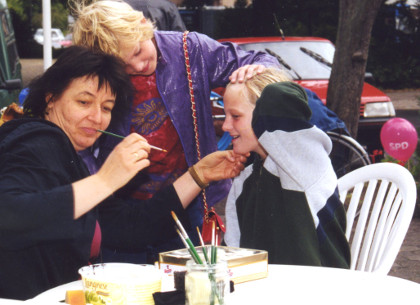 SPD-Sommerfest an der Marktallee / Haus Brcker: Sigrid Liebe-Lohmann schminkt die Kinder (8.9.2001)