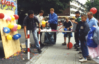 Sommerfest der SPD Hiltrup an der Marktallee / Haus Brcker mit Pfeilwerfen fr Kinder (8.9.2001)