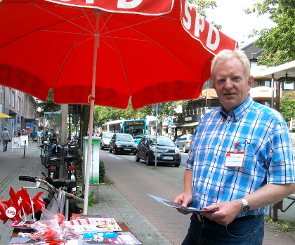 Hermann Geusendam-Wode am Infostand auf der Marktallee