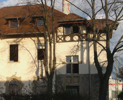 Wind und Wetter haben freien Zutritt: leere Fensterhhlen des alten Hiltruper Bahnhofsgebudes