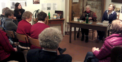 Ruth Weiss (2.v.r.) im Hiltruper Museum mit ihren Bchern. Julia Suuck (1.v.r.) moderierte