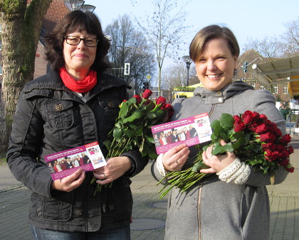 Weltfrauentag in Hiltrup: Julia Suuck (r.) und Claudia Westermann-Schulz verteilen Rosen auf der Marktallee