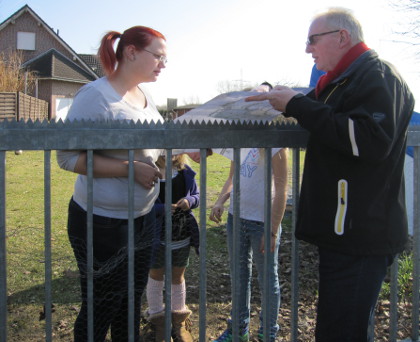 Junge Familien mit Kindern in Vennheide: Hermann Geusendam-Wode erlutert einer Nachbarin den Spielplatz-Plan