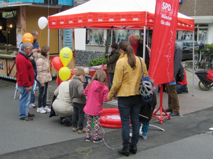 Die SPD auf dem Hiltruper Frhlingsfest: groer Andrang der Kinder zum Angelspiel