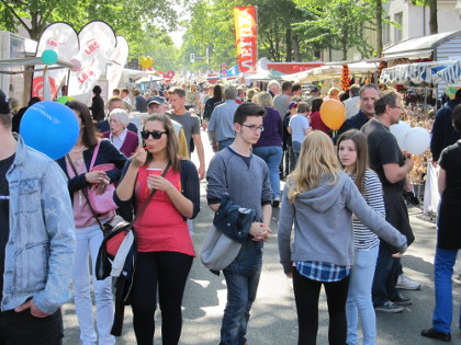 Dichtgedrngte Besucher: das Hiltruper Frhlingsfest war sehr gut besucht