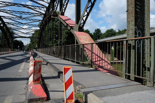 Die Prinzbrcke in Hiltrup: Lastwagen mssen genau in der Mitte fahren, sonst... (2014)