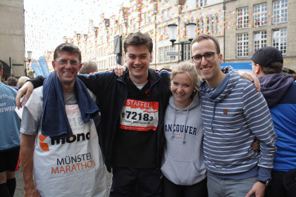 Thomas Marquardt MdL, Max Westrup, Hannah Rosenzweig undTim Kornblum nach dem Mnster-Marathon